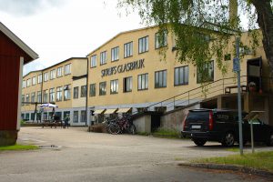 1200px-Skrufs_glasbruk-2012-07-13
